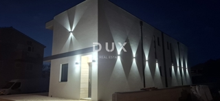 ZADAR, VRSI - Splendida casa bifamiliare con vista mare e giardino!