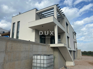 SEBENICO, VODICE - Casa bifamiliare con piscina e vista panoramica sul mare