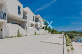 ZADAR, ZATON - Moderna casa a schiera in prima fila al mare A