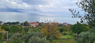 ABBAZIA, LOVRAN - terreno edificabile di 1220m2 con vista panoramica sul mare per edilizia residenziale - appartamenti/case familiari/ville in affitto con piscina