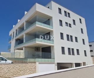 ISOLA DI PAG, POVLJANA - OCCASIONE! Appartamento di nuova costruzione con giardino! S2