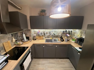 KASTAV, REŠETARI - Appartamento con 2 camere da letto e 2 balconi in un edificio di recente costruzione con vista mare! OCCASIONE!