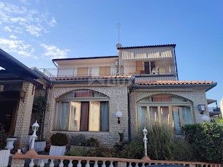 ISTRIA, PULA - Spaziosa casa di 673 m2 con vista mare