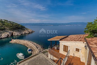 ISOLA DI KRK, VRBNIK - Attraente complesso di case in prima fila sul mare