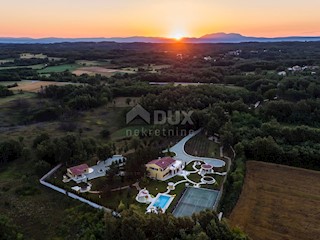 ISTRIA - Proprietà esclusiva, villa, ampio giardino con servizi aggiuntivi