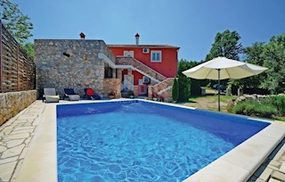 ISTRIA, LABIN - Casa con piscina ai margini del villaggio