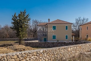 ISOLA DI KRK - Casa rustica all'interno dell'isola con piscina