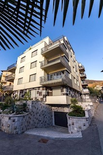 OPATIJA, CENTRO - edificio di lusso 2200m2 con vista mare con 15 appartamenti e garage sotterraneo