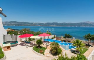 TROGIR, ČIOVO - Casa prima fila al mare
