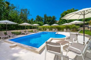 ISOLA DI KRK, BAŠKA - villa con 7 appartamenti e un bellissimo giardino