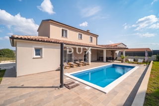 ISTRIA, ROVIGNO - Casa a più piani di nuova costruzione con piscina vicino a Rovigno