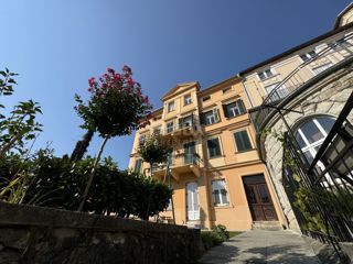 OPATIJA, CENTRO - Un bellissimo appartamento padronale in una villa storica mantenuta nel centro di Opatija con due garage!