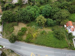 VIŠKOVO - terreno edificabile per due edifici vicino a Viškovo in ottima posizione vicino alla strada asfaltata
