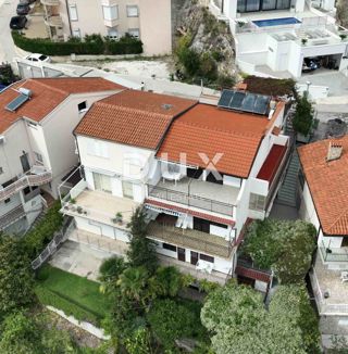 MAKARSKA, BAŠKA VODA - casa con 5 appartamenti con vista mare! OPPORTUNITÀ!