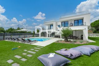 ISTRIA, BANJOLE - Villa moderna a 300 m dal mare in esclusiva per DUX!