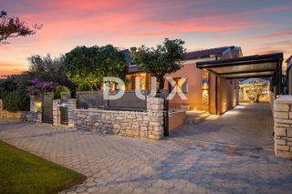 ISTRIA, ROVIGNO - CASA DI LUSSO CON PISCINA E ZONA SPA