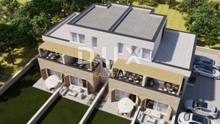 ZARA, PRIVLAKA - Appartamento su due piani con giardino privato a 3 minuti a piedi dalla spiaggia sabbiosa! E