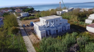 ZARA, PRIVLAKA - Appartamento su due piani con giardino privato a 3 minuti a piedi dalla spiaggia sabbiosa! E