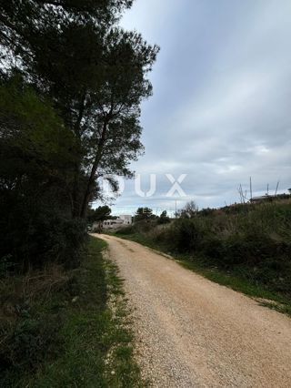ISTRIA, POLA - Terreno edificabile in posizione esclusiva! Possibilità di costruire 16 appartamenti/case/hotel! 