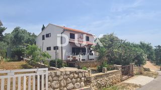 ISOLA DI PAG, NOVALJA - casa con appartamenti vicino al mare