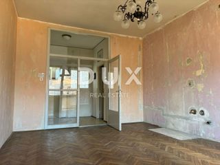 ISTRIA, POLA - Spazioso appartamento in pieno centro con parcheggio! Una rarità sul mercato!