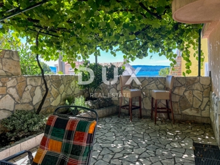 CRIKVENICA, DRAMALJ - casa di 115 m2 con due appartamenti vicino al mare, prezzo ribassato, occasione!!!