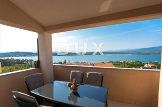 ISOLA DI KRK, KLIMNO - appartamento in villa 61m2, soggiorno + 2 camere da letto, 1° piano, con splendida vista sul mare e sulla piscina - S3