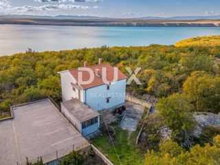 CRIKVENICA, JADRANOVO - casa indipendente con 3 appartamenti separati con vista mare + giardino! OCCASIONE!