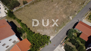 ZADAR, PRIVLAKA – Terreno edificabile 613m², 350m dal mare!