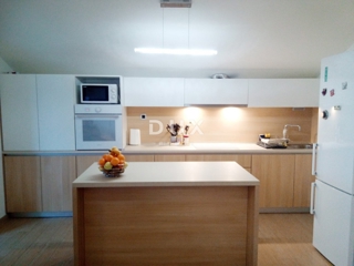 RIJEKA, VIŠKOVO - Appartamento con 3 camere da letto, balcone, giardino e 3 posti auto! OCCASIONE!