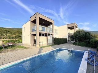 NOVI VINODOLSKI, DINTORNI - appartamento moderno in seconda fila al mare con piscina, parcheggio e giardino in comune