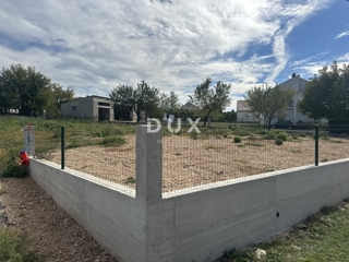 ZADAR, POLIČNIK - Terreno circondato da un muro!