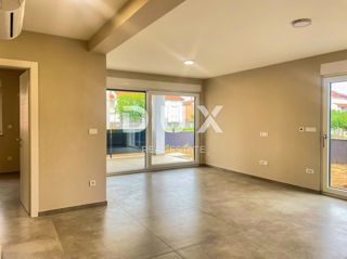 ZARA, PRIVLAKA - Appartamento con giardino in un nuovo edificio. VICINO AL MARE!