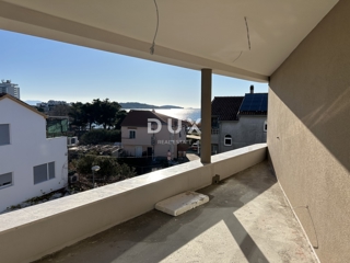 SEBENICO, VODICE – Attico, ascensore, vista mare, a 100 metri dalla spiaggia