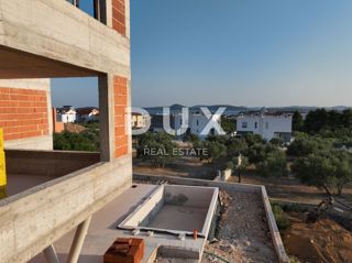 ŠIBENIK, VODICE - Appartamento al primo piano con vista mare e terrazza per momenti indimenticabili.