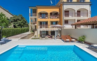 ISTRIA, POREČ - Palazzina vicino al mare con vista sul mare