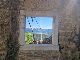 ISTRIA, OPRTALJ - Antica casa in pietra con vista panoramica sul verde