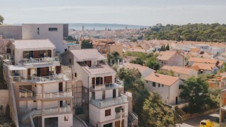 ISOLA DI RAB, PALIT - Ville moderne con appartamenti non lontane dal centro