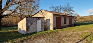 ISTRIA, PAZIN - Casa con ampio terreno ad uso sportivo, edile e agricolo con vista panoramica