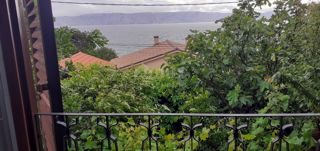 SMOKVICA - casa con 4 appartamenti, seconda fila al mare (50m), garage doppio