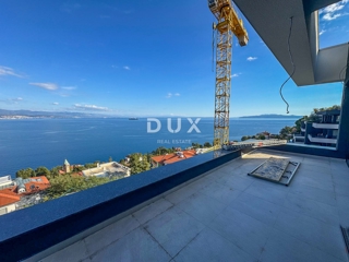 OPATIJA, CENTRO - fantastico attico con vista panoramica e garage in un nuovo edificio sopra il centro di Opatija 