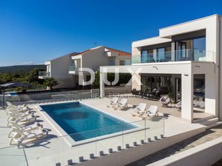 ISOLA DI PAG, NOVALJA - Villa di lusso con piscina in posizione prestigiosa