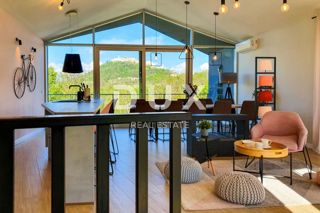 ISTRIA, MONTONA - Villa dall'architettura particolare con una vista meravigliosa!