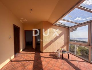RIJEKA, KOSTRENA - Appartamento duplex con giardino a 800 m dal mare