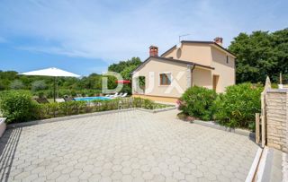 ISTRIA, SVETI LOVREČ - Casa con piscina ai margini del villaggio