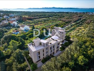 PETRČANE - Lussuoso appartamento con quattro camere da letto di 192 m², con giardino e terrazza sul tetto!