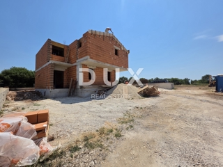 ISTRIA, POLA - Moderna villa in costruzione con piscina e giardino, con privacy garantita e vicina alle spiagge