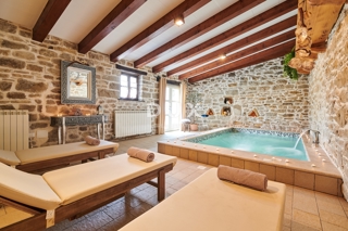 ISTRIA, GRACIŠĆE - VILLA RUSTICA CON PISCINA INTERNA ED ESTERNA, SAUNA E UNA COMBINAZIONE DI LUSSO E AUTENTICITÀ