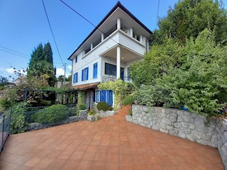 OPATIJA, POBRI - Una bellissima casa mediterranea con una vista fenomenale e un ampio giardino