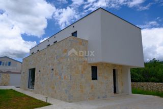 ZADAR, MASLENICA - Incantevole villa in pietra con piscina vicino al mare